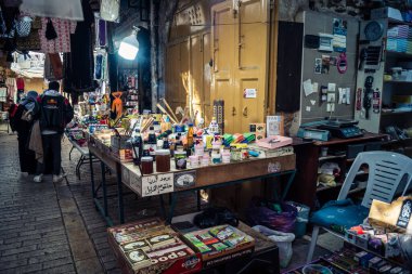 Hebron, Batı Şeria, 7 Şubat 2026 El Halil 'in kalbinde birkaç dükkan hala açık. Nadir raflar ve boş sokaklar bu tarihi Filistin pazarının yavaş ekonomik ölümünü yansıtıyor.