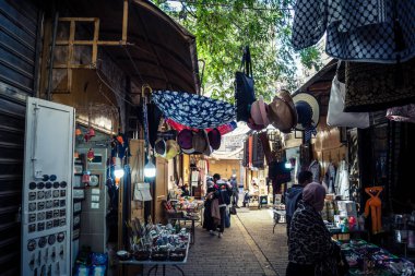Hebron, Batı Şeria, 7 Şubat 2026 El Halil 'in kalbinde birkaç dükkan hala açık. Nadir raflar ve boş sokaklar bu tarihi Filistin pazarının yavaş ekonomik ölümünü yansıtıyor.