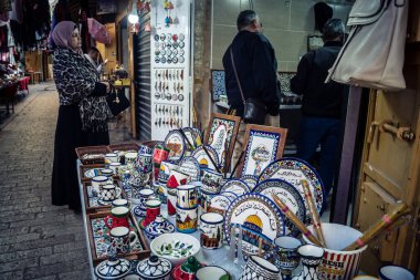 Hebron, Batı Şeria, 7 Şubat 2026 El Halil 'in kalbinde birkaç dükkan hala açık. Nadir raflar ve boş sokaklar bu tarihi Filistin pazarının yavaş ekonomik ölümünü yansıtıyor.