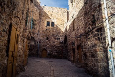 Hebron, Batı Şeria, 7 Şubat 2026 El Halil 'in kalbinde birkaç dükkan hala açık. Nadir raflar ve boş sokaklar bu tarihi Filistin pazarının yavaş ekonomik ölümünü yansıtıyor.