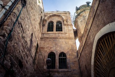 Hebron, Batı Şeria, 7 Şubat 2026 El Halil 'in kalbinde birkaç dükkan hala açık. Nadir raflar ve boş sokaklar bu tarihi Filistin pazarının yavaş ekonomik ölümünü yansıtıyor.