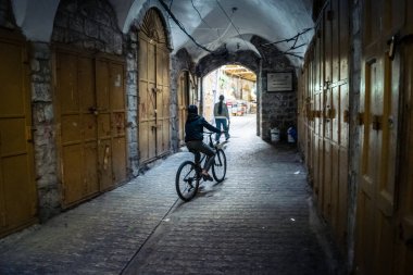 Hebron, Batı Şeria, 7 Şubat 2026 Filistinli çocuk H2 bölgelerindeki El Halil sokaklarında. Günlük yaşam, çatışma bölgesinde insan direnci. Arap mahallesinin dar sokaklarındaki gençliğin masumiyeti..