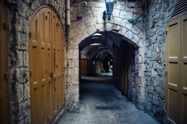 Hebron, Batı Şeria, 7 Şubat 2026 El Halil 'in kalbinde birkaç dükkan hala açık. Nadir raflar ve boş sokaklar bu tarihi Filistin pazarının yavaş ekonomik ölümünü yansıtıyor.