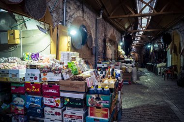 Hebron, Batı Şeria, 7 Şubat 2026 El Halil 'in kalbinde birkaç dükkan hala açık. Nadir raflar ve boş sokaklar bu tarihi Filistin pazarının yavaş ekonomik ölümünü yansıtıyor.