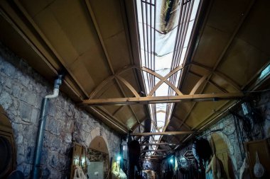 Hebron, Batı Şeria, 7 Şubat 2026 El Halil 'in kalbinde birkaç dükkan hala açık. Nadir raflar ve boş sokaklar bu tarihi Filistin pazarının yavaş ekonomik ölümünü yansıtıyor.