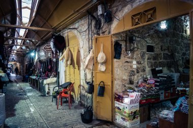 Hebron, Batı Şeria, 7 Şubat 2026 El Halil 'in kalbinde birkaç dükkan hala açık. Nadir raflar ve boş sokaklar bu tarihi Filistin pazarının yavaş ekonomik ölümünü yansıtıyor.