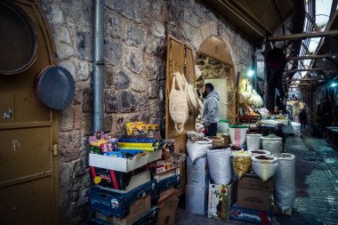 Hebron, Batı Şeria, 7 Şubat 2026 El Halil 'in kalbinde birkaç dükkan hala açık. Nadir raflar ve boş sokaklar bu tarihi Filistin pazarının yavaş ekonomik ölümünü yansıtıyor.