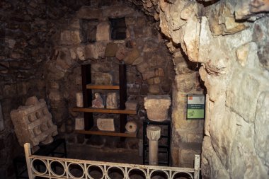 Hebron, Batı Şeria, 7 Şubat 2026 El Halil 'in kalbinde birkaç dükkan hala açık. Nadir raflar ve boş sokaklar bu tarihi Filistin pazarının yavaş ekonomik ölümünü yansıtıyor.