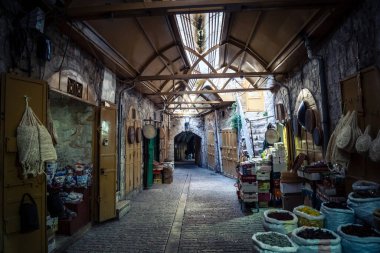 Hebron, Batı Şeria, 7 Şubat 2026 El Halil 'in kalbinde birkaç dükkan hala açık. Nadir raflar ve boş sokaklar bu tarihi Filistin pazarının yavaş ekonomik ölümünü yansıtıyor.