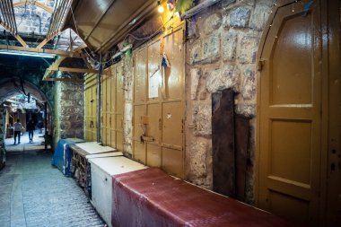 Hebron, Batı Şeria, 7 Şubat 2026 El Halil 'in kalbinde birkaç dükkan hala açık. Nadir raflar ve boş sokaklar bu tarihi Filistin pazarının yavaş ekonomik ölümünü yansıtıyor.