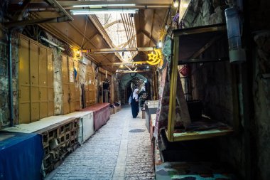 Hebron, Batı Şeria, 7 Şubat 2026 El Halil 'in kalbinde birkaç dükkan hala açık. Nadir raflar ve boş sokaklar bu tarihi Filistin pazarının yavaş ekonomik ölümünü yansıtıyor.