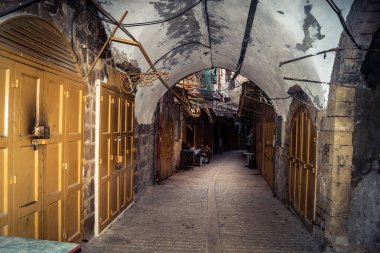 Hebron, Batı Şeria, 7 Şubat 2026 El Halil 'in kalbinde birkaç dükkan hala açık. Nadir raflar ve boş sokaklar bu tarihi Filistin pazarının yavaş ekonomik ölümünü yansıtıyor.