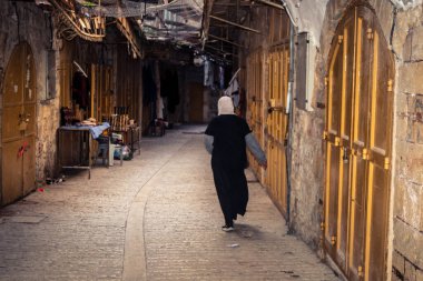 Hebron, Batı Şeria, 7 Şubat 2026 El Halil 'in kalbinde birkaç dükkan hala açık. Nadir raflar ve boş sokaklar bu tarihi Filistin pazarının yavaş ekonomik ölümünü yansıtıyor.