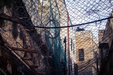 Hebron, Filistin Toprakları, 7 Şubat 2026 Eski Şehir H2 bölgesindeki Filistin sokaklarında bulunan koruyucu metal ağları İsrailli yerleşimcilerin yukarıdaki evlerden attıkları taş ve enkazı yakalamak için kullanıldı..