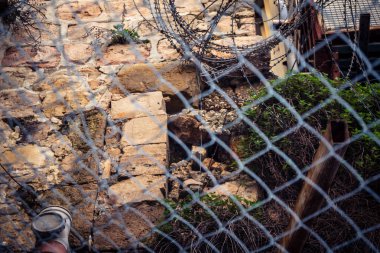 Hebron, Filistin Toprakları, 7 Şubat 2026 Eski Şehir H2 bölgesindeki Filistin sokaklarında bulunan koruyucu metal ağları İsrailli yerleşimcilerin yukarıdaki evlerden attıkları taş ve enkazı yakalamak için kullanıldı..