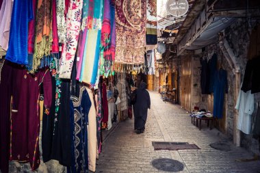 Hebron, Batı Şeria, 7 Şubat 2026 El Halil 'in kalbinde birkaç dükkan hala açık. Nadir raflar ve boş sokaklar bu tarihi Filistin pazarının yavaş ekonomik ölümünü yansıtıyor.