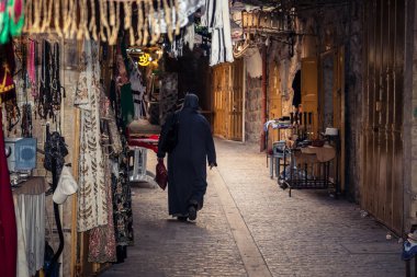 Hebron, Batı Şeria, 7 Şubat 2026 El Halil 'in kalbinde birkaç dükkan hala açık. Nadir raflar ve boş sokaklar bu tarihi Filistin pazarının yavaş ekonomik ölümünü yansıtıyor.