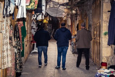 Hebron, Batı Şeria, 7 Şubat 2026 El Halil 'in kalbinde birkaç dükkan hala açık. Nadir raflar ve boş sokaklar bu tarihi Filistin pazarının yavaş ekonomik ölümünü yansıtıyor.