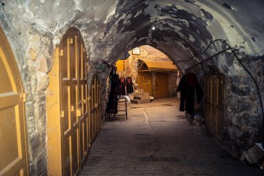Hebron, Batı Şeria, 7 Şubat 2026 El Halil 'in kalbinde birkaç dükkan hala açık. Nadir raflar ve boş sokaklar bu tarihi Filistin pazarının yavaş ekonomik ölümünü yansıtıyor.
