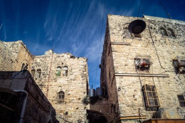 Hebron, Batı Şeria, 7 Şubat 2026 El Halil 'in kalbinde birkaç dükkan hala açık. Nadir raflar ve boş sokaklar bu tarihi Filistin pazarının yavaş ekonomik ölümünü yansıtıyor.