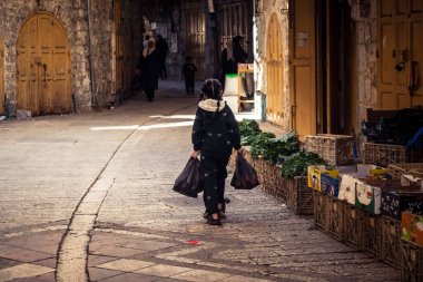 Hebron, Batı Şeria, 7 Şubat 2026 Filistinli çocuk H2 bölgelerindeki El Halil sokaklarında. Günlük yaşam, çatışma bölgesinde insan direnci. Arap mahallesinin dar sokaklarındaki gençliğin masumiyeti..