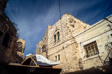 Hebron, Batı Şeria, 7 Şubat 2026 El Halil 'in kalbinde birkaç dükkan hala açık. Nadir raflar ve boş sokaklar bu tarihi Filistin pazarının yavaş ekonomik ölümünü yansıtıyor.