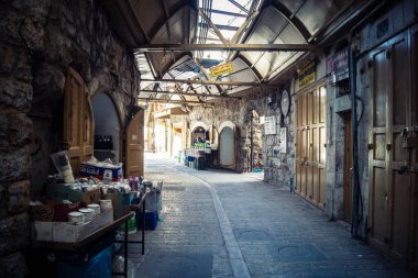 Hebron, Batı Şeria, 7 Şubat 2026 El Halil 'in kalbinde birkaç dükkan hala açık. Nadir raflar ve boş sokaklar bu tarihi Filistin pazarının yavaş ekonomik ölümünü yansıtıyor.