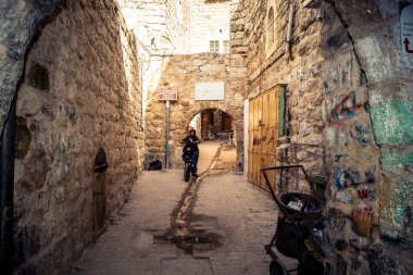 Hebron, Batı Şeria, 7 Şubat 2026 El Halil 'in kalbinde birkaç dükkan hala açık. Nadir raflar ve boş sokaklar bu tarihi Filistin pazarının yavaş ekonomik ölümünü yansıtıyor.