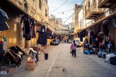 Hebron, Batı Şeria, 7 Şubat 2026 El Halil 'in kalbinde birkaç dükkan hala açık. Nadir raflar ve boş sokaklar bu tarihi Filistin pazarının yavaş ekonomik ölümünü yansıtıyor.