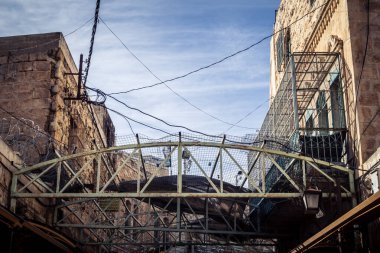 Hebron, Filistin Toprakları, 7 Şubat 2026 Eski Şehir H2 bölgesindeki Filistin sokaklarında bulunan koruyucu metal ağları İsrailli yerleşimcilerin yukarıdaki evlerden attıkları taş ve enkazı yakalamak için kullanıldı..