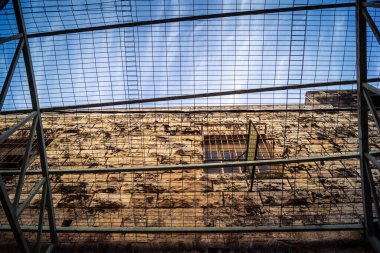 Hebron, Filistin Toprakları, 7 Şubat 2026 Eski Şehir H2 bölgesindeki Filistin sokaklarında bulunan koruyucu metal ağları İsrailli yerleşimcilerin yukarıdaki evlerden attıkları taş ve enkazı yakalamak için kullanıldı..