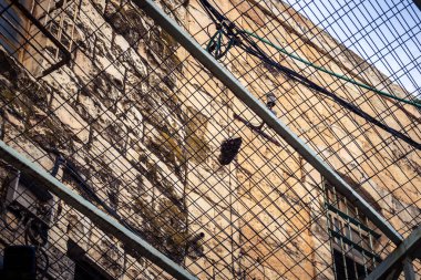 Hebron, Filistin Toprakları, 7 Şubat 2026 Eski Şehir H2 bölgesindeki Filistin sokaklarında bulunan koruyucu metal ağları İsrailli yerleşimcilerin yukarıdaki evlerden attıkları taş ve enkazı yakalamak için kullanıldı..