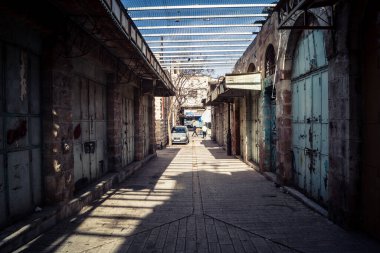 Hebron, Filistin Toprakları, 7 Şubat 2026 Eski Şehir H2 bölgesindeki Filistin sokaklarında bulunan koruyucu metal ağları İsrailli yerleşimcilerin yukarıdaki evlerden attıkları taş ve enkazı yakalamak için kullanıldı..