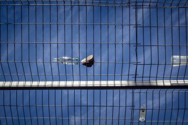 Hebron, Filistin Toprakları, 7 Şubat 2026 Eski Şehir H2 bölgesindeki Filistin sokaklarında bulunan koruyucu metal ağları İsrailli yerleşimcilerin yukarıdaki evlerden attıkları taş ve enkazı yakalamak için kullanıldı..