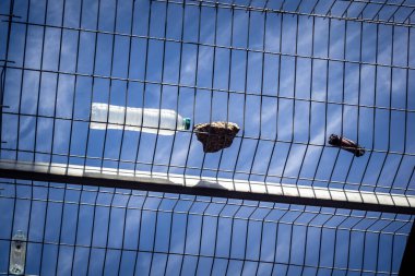 Hebron, Filistin Toprakları, 7 Şubat 2026 Eski Şehir H2 bölgesindeki Filistin sokaklarında bulunan koruyucu metal ağları İsrailli yerleşimcilerin yukarıdaki evlerden attıkları taş ve enkazı yakalamak için kullanıldı..