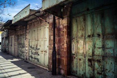 Hebron, Batı Şeria, 7 Şubat 2026 El Halil 'in kalbinde birkaç dükkan hala açık. Nadir raflar ve boş sokaklar bu tarihi Filistin pazarının yavaş ekonomik ölümünü yansıtıyor.