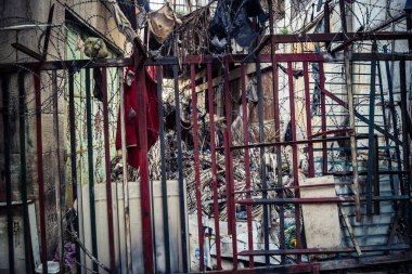 Hebron, Batı Şeria, 7 Şubat 2026 Dikenli tel ve mühürlü kapılar İsrail 'in El Halil' deki askeri işgalini zorunlu kılıyor. H2 sektöründeki güvenlik bariyerleri tarihi merkezi hayalet kasabaya çevirdi..