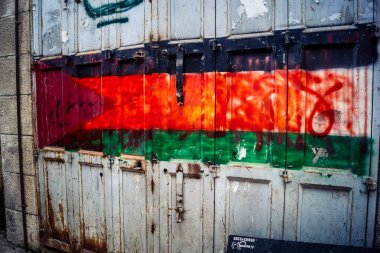 Hebron, Batı Şeria, 7 Şubat 2026 Dikenli tel ve mühürlü kapılar İsrail 'in El Halil' deki askeri işgalini zorunlu kılıyor. H2 sektöründeki güvenlik bariyerleri tarihi merkezi hayalet kasabaya çevirdi..