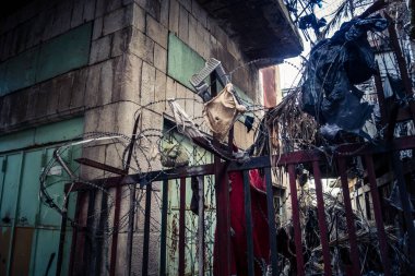 Hebron, Batı Şeria, 7 Şubat 2026 Dikenli tel ve mühürlü kapılar İsrail 'in El Halil' deki askeri işgalini zorunlu kılıyor. H2 sektöründeki güvenlik bariyerleri tarihi merkezi hayalet kasabaya çevirdi..