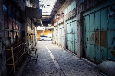 Hebron, Batı Şeria, 7 Şubat 2026 El Halil 'in kalbinde birkaç dükkan hala açık. Nadir raflar ve boş sokaklar bu tarihi Filistin pazarının yavaş ekonomik ölümünü yansıtıyor.