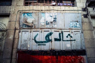 Hebron, Batı Şeria, 7 Şubat 2026 Dikenli tel ve mühürlü kapılar İsrail 'in El Halil' deki askeri işgalini zorunlu kılıyor. H2 sektöründeki güvenlik bariyerleri tarihi merkezi hayalet kasabaya çevirdi..