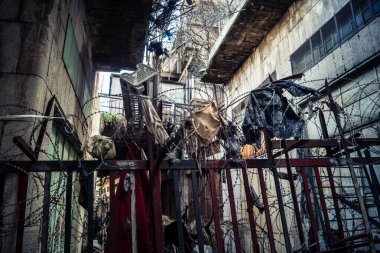 Hebron, Batı Şeria, 7 Şubat 2026 Dikenli tel ve mühürlü kapılar İsrail 'in El Halil' deki askeri işgalini zorunlu kılıyor. H2 sektöründeki güvenlik bariyerleri tarihi merkezi hayalet kasabaya çevirdi..