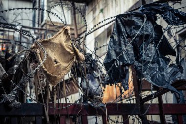 Hebron, Batı Şeria, 7 Şubat 2026 Dikenli tel ve mühürlü kapılar İsrail 'in El Halil' deki askeri işgalini zorunlu kılıyor. H2 sektöründeki güvenlik bariyerleri tarihi merkezi hayalet kasabaya çevirdi..