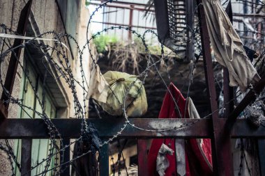 Hebron, Batı Şeria, 7 Şubat 2026 Dikenli tel ve mühürlü kapılar İsrail 'in El Halil' deki askeri işgalini zorunlu kılıyor. H2 sektöründeki güvenlik bariyerleri tarihi merkezi hayalet kasabaya çevirdi..