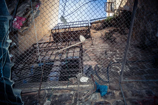 Hebron, Filistin Toprakları, 7 Şubat 2026 Eski Şehir H2 bölgesindeki Filistin sokaklarında bulunan koruyucu metal ağları İsrailli yerleşimcilerin yukarıdaki evlerden attıkları taş ve enkazı yakalamak için kullanıldı..
