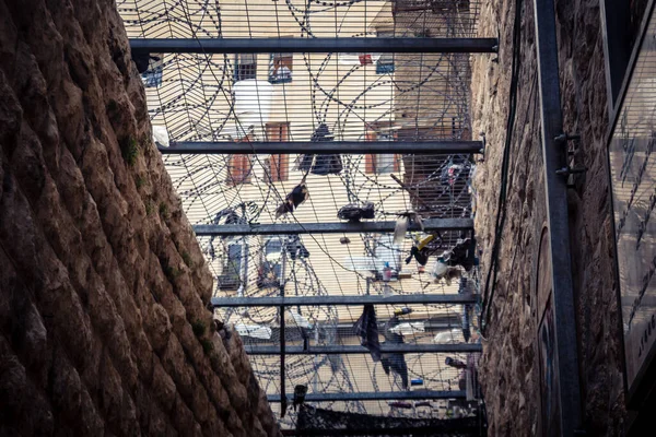 Hebron, Filistin Toprakları, 7 Şubat 2026 Eski Şehir H2 bölgesindeki Filistin sokaklarında bulunan koruyucu metal ağları İsrailli yerleşimcilerin yukarıdaki evlerden attıkları taş ve enkazı yakalamak için kullanıldı..