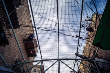 Hebron, Filistin Toprakları, 7 Şubat 2026 Eski Şehir H2 bölgesindeki Filistin sokaklarında bulunan koruyucu metal ağları İsrailli yerleşimcilerin yukarıdaki evlerden attıkları taş ve enkazı yakalamak için kullanıldı..