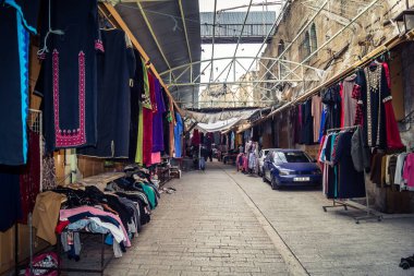 Hebron, Batı Şeria, 7 Şubat 2026 El Halil 'in kalbinde birkaç dükkan hala açık. Nadir raflar ve boş sokaklar bu tarihi Filistin pazarının yavaş ekonomik ölümünü yansıtıyor.