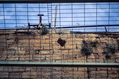 Hebron, Filistin Toprakları, 7 Şubat 2026 Eski Şehir H2 bölgesindeki Filistin sokaklarında bulunan koruyucu metal ağları İsrailli yerleşimcilerin yukarıdaki evlerden attıkları taş ve enkazı yakalamak için kullanıldı..