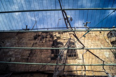 Hebron, Filistin Toprakları, 7 Şubat 2026 Eski Şehir H2 bölgesindeki Filistin sokaklarında bulunan koruyucu metal ağları İsrailli yerleşimcilerin yukarıdaki evlerden attıkları taş ve enkazı yakalamak için kullanıldı..